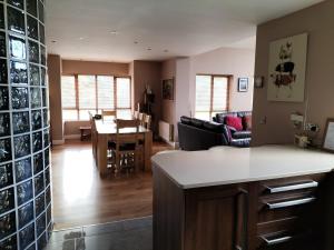 Stylish 4 bedroom house By The Sea