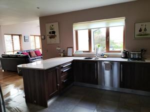 Stylish 4 bedroom house By The Sea