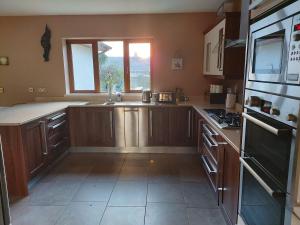 Stylish 4 bedroom house By The Sea