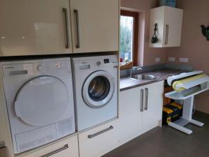 Stylish 4 bedroom house By The Sea