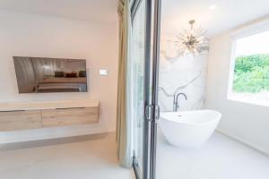 Stylish NEW 2BR Villa with Pool Walk to Beach