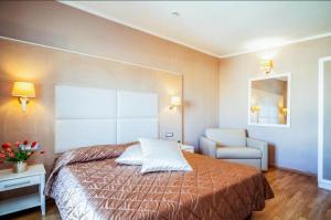 Hotel De Rosewood Inn -Near Delhi Airport-Free Airport Drop