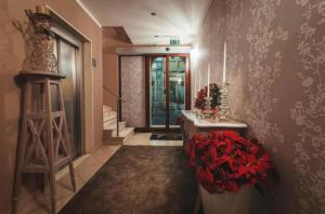 Hotel De Rosewood Inn -Near Delhi Airport-Free Airport Drop