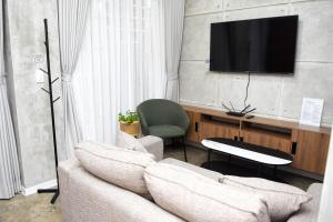 New!! 2 Bedroom Mountain View Free Wifi, Parking, Hot Water Located in Ciudad Grande Phase 2