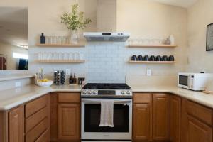 Pickleball, Pool, Hot Tub, Theater Desert Willow