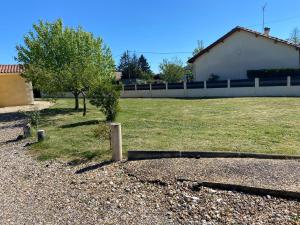 Chambre avec un lit King size