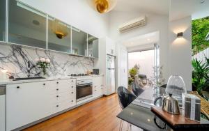 Luxury 3BR Oasis with Pool, Gym & Parking, Surry Hills