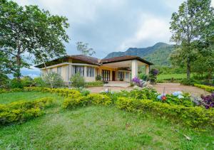Viriparai Tea Bungalow Munnar by VOYE HOMES - Surrounded by Tea Plantations