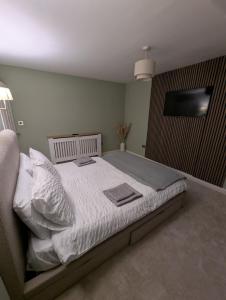 FREE parking, LARGE House for Contractors & Families, Sleeps 5, 4 miles to BLACKPOOL