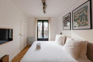 Iconic Penthouse with Balcony in Le Marais
