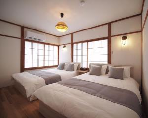 君子屋森Hotel l Walk to Osaka Castle l Near Umeda & Shinsaibashi l 2 baths 3 toilets 4 Bedrooms l Direct Airport Access