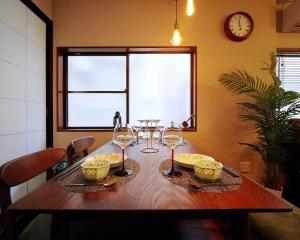 君子屋森Hotel l Walk to Osaka Castle l Near Umeda & Shinsaibashi l 2 baths 3 toilets 4 Bedrooms l Direct Airport Access