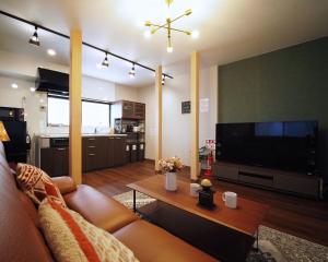 君子屋森Hotel l Walk to Osaka Castle l Near Umeda & Shinsaibashi l 2 baths 3 toilets 4 Bedrooms l Direct Airport Access