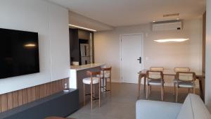 Apartamento moderno com 2 quartos, a 800m da praia Jurerê Internacional