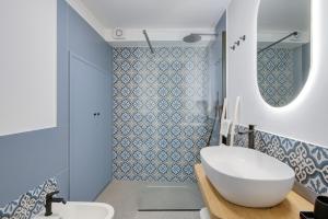 Tra i vicoli di Chiaia, Cariati Blue e Maradona