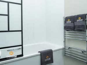 West End by Central Serviced Apartments - Cosy 1 Bedroom Flat - Fully Equipped - Perfect for Student or Professionals - WiFi - Parking - Modern - Smart TVs inRooms - Bus Route to Ninewells Hospital and City Centre