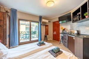 Rooftop tiny central studio with shared jacuzzi and private balcony MK2