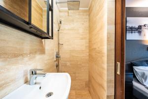 Rooftop tiny central studio with shared jacuzzi and private balcony MK2