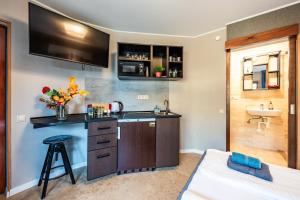 Rooftop tiny central studio with shared jacuzzi and private balcony MK2