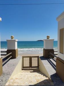 Golfinhos Apart hotel - Dois dormitórios frente a praia com café da manhã!!