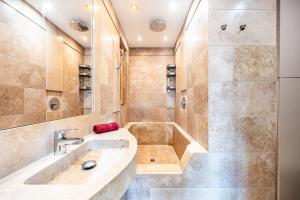 Spacious apartment with shared jacuzzi private terrace MK2