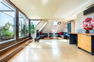 Spacious apartment with shared jacuzzi private terrace MK2