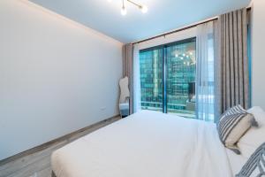 Modern studio - Burj & canal view