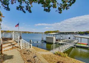 Lakefront Home 5BD3BA DockGrillsDeckKayaks-16