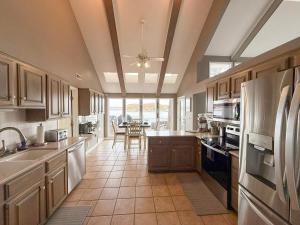 Lakefront Home 5BD3BA DockGrillsDeckKayaks-16