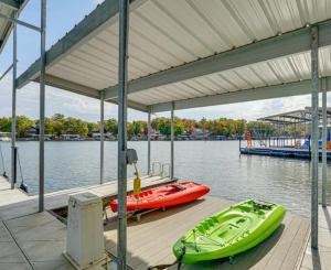 Lakefront Home 5BD3BA DockGrillsDeckKayaks-16