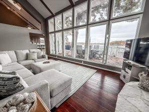 Lakefront Home 5BD3BA DockGrillsDeckKayaks-16