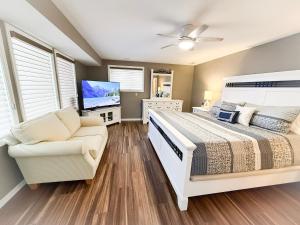 Lakefront Home 5BD3BA DockGrillsDeckKayaks-16