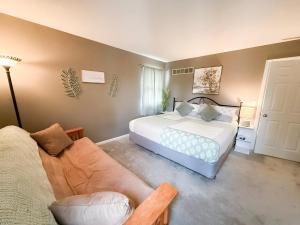 Lakefront Home 5BD3BA DockGrillsDeckKayaks-16