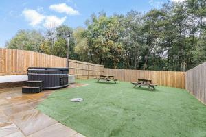 The Roost Group - 5 Bed House Hot Tub Near Beach