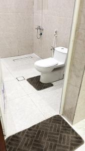 شقة بغرفة نوم وصالة واسعة