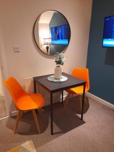 #81 Stylish Top Floor - for 2 - 10 mins to Brueton Park - " Perfect for Business Traveler and Couple - Free Parking"