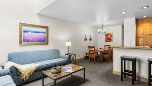 Cimarron Lodge 7 by AvantStay Ski-InSki-Out Property in Complex w Two Hot Tubs