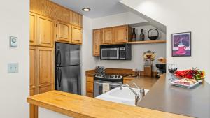 Cimarron Lodge 7 by AvantStay Ski-InSki-Out Property in Complex w Two Hot Tubs