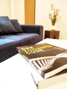 Flair-Apartments SALZ & FLAIR nähe Altstadt, 450 m Bahnhof, für Urlaub oder Geschäftsreise, separater Eingang, 24 Std Check-in,WLAN, 55 Zoll-Fernseher, Streaming, Küche, Regendusche, 1 Doppelbett, 1 Schlafsofa