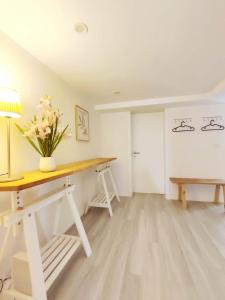 Flair-Apartments SALZ & FLAIR nähe Altstadt, 450 m Bahnhof, für Urlaub oder Geschäftsreise, separater Eingang, 24 Std Check-in,WLAN, 55 Zoll-Fernseher, Streaming, Küche, Regendusche, 1 Doppelbett, 1 Schlafsofa