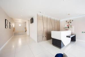 Heart of Brentwood - 1 Bed - Underground Parking - Fast Wifi