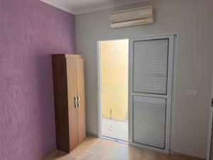 Sobrado 2q no centro de Ourinhos, ar-cond e vaga