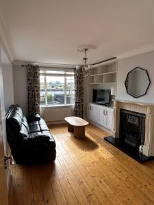 6 bed house, 4 bath house in Brickens