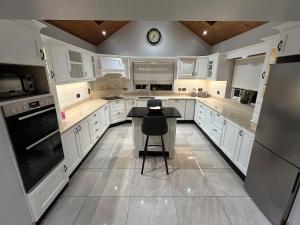 6 bed house, 4 bath house in Brickens