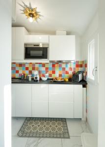 Avelli Pia Fourth Floor with 2 Bathrooms - Florence Charming Apartments - Delightful and bright 4rd-floor apartment without elevator, overlooking one of Florences most beautiful squares, Exceptionally located for exploring the city