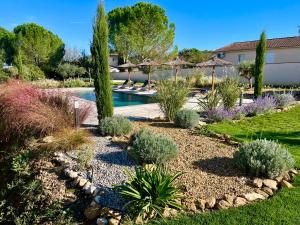 Le Clos de LOliveraie - Appartements de charme avec piscine proche dUzès