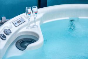 Harbour Retreat at Cormorant View - Luxury Lodge with Hot Tub - Hayling Island - Mill Rythe Holiday Village