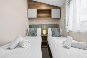 Harbour Retreat at Cormorant View - Luxury Lodge with Hot Tub - Hayling Island - Mill Rythe Holiday Village