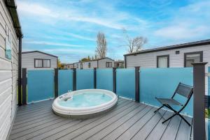 Harbour Retreat at Cormorant View - Luxury Lodge with Hot Tub - Hayling Island - Mill Rythe Holiday Village