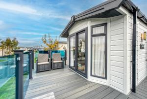 Harbour Retreat at Cormorant View - Luxury Lodge with Hot Tub - Hayling Island - Mill Rythe Holiday Village